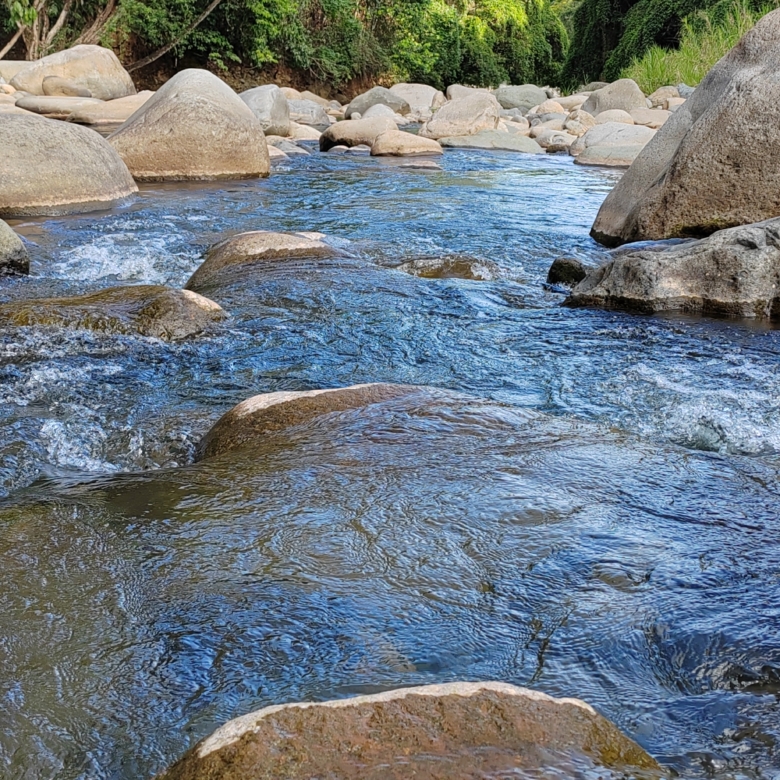 photo of a rocky Costa Rica creek